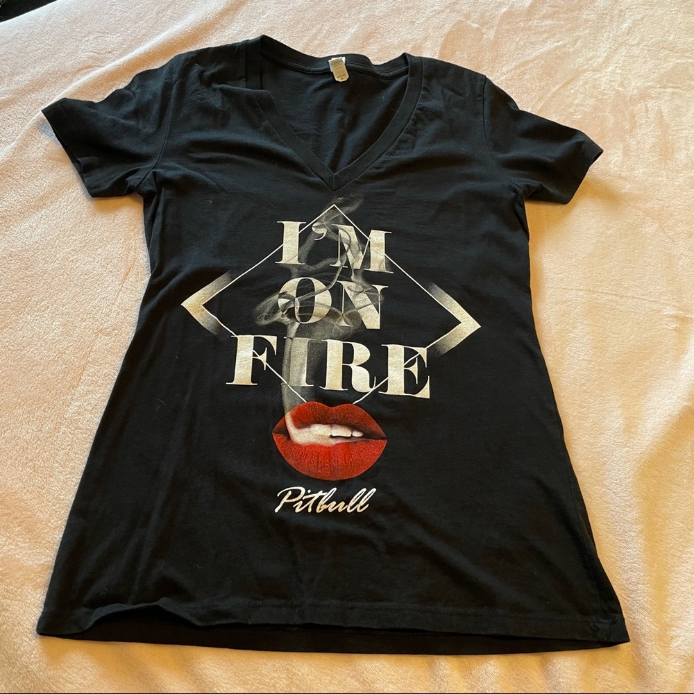 💋Pitbull Concert T-Shirt Size XL Woman’s Fit “I’m on Fire”